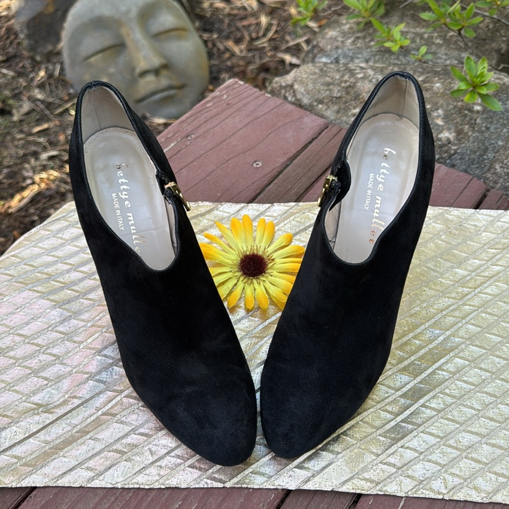 🩷 Bettye Muller; Elegant, Made in Italy, Black Suede Bootie Heels, Wm. Sz. 9/40! - Picture 2 of 10